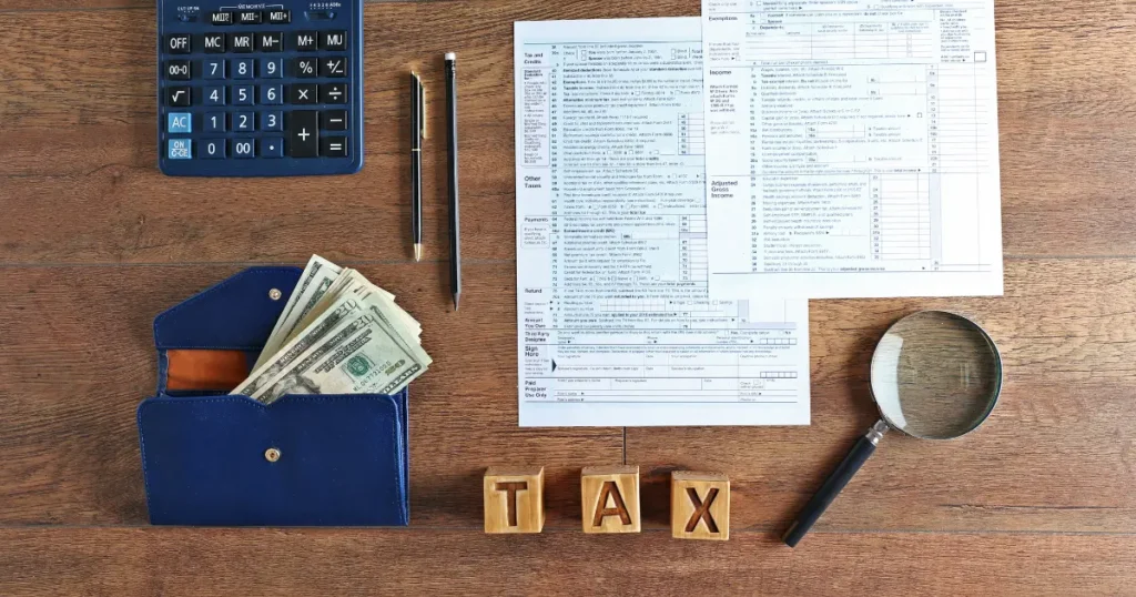 Contadora CJC contadora profesional asesorando a un cliente en oficina, mostrando en computador un checklist listo de declaración de renta en Colombia.